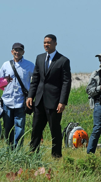 Illustration for article titled Men in Black 3 set photos